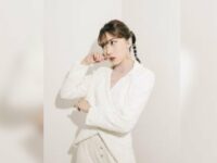Berita artis: Busana dan paras Isyana Sarasvati berhasil mencuri perhatian netizen, disebut sulit bedakan antara kulit putihnya dengan baju senada.