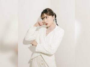 Berita artis: Busana dan paras Isyana Sarasvati berhasil mencuri perhatian netizen, disebut sulit bedakan antara kulit putihnya dengan baju senada.