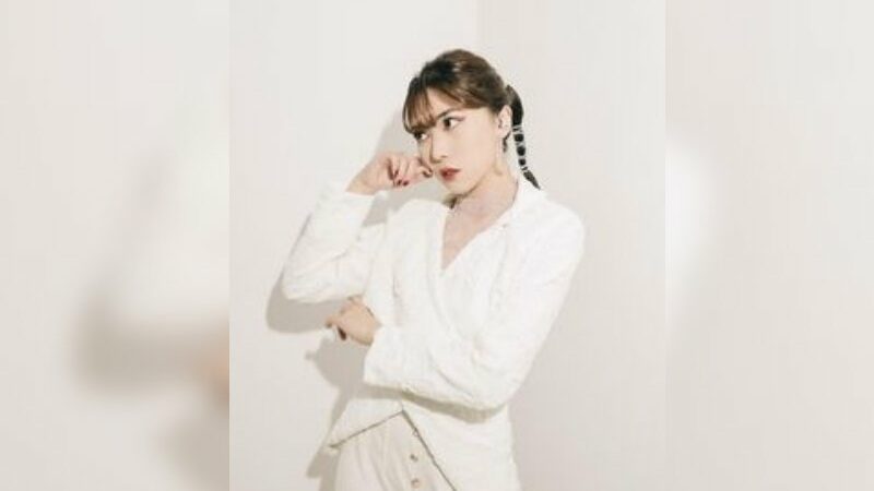 Berita artis: Busana dan paras Isyana Sarasvati berhasil mencuri perhatian netizen, disebut sulit bedakan antara kulit putihnya dengan baju senada.