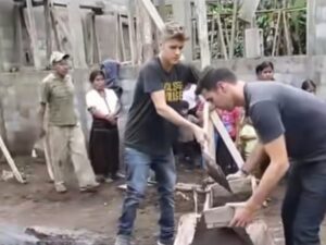 Berita artis: Video artis internasional Justin Bieber yang menjadi kuli bangunan viral di media sosisl, Justin terlihat rajin saat menggali pasir.