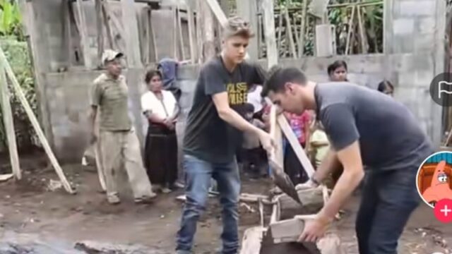 Berita artis: Video artis internasional Justin Bieber yang menjadi kuli bangunan viral di media sosisl, Justin terlihat rajin saat menggali pasir.