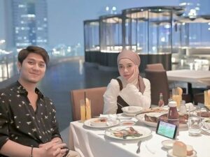 Berita artis: Walaupun sedang asik makan malam bareng istri, ternyata Rizky Billar tetap khawatir akan melewatkan tayangan bola kesayangannya.