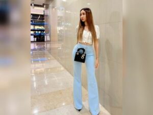 Berita artis: Miliki kaki jenjang dan wajah baru, penampilan Lucinta Luna kini disebut mirip Barbie hidup oleh netizen.