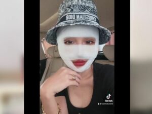 Berita artis: Perban belum dibuka sepenuhnya, netizen sudah nilai penampilan baru Lucinta Luna mirip Barbie.