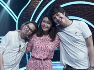 Berita artis: Dul Jaelani rilis lagu baru bertema religi, Maia Estianty akui merasa bangga terhadap putera bungsunya ini.