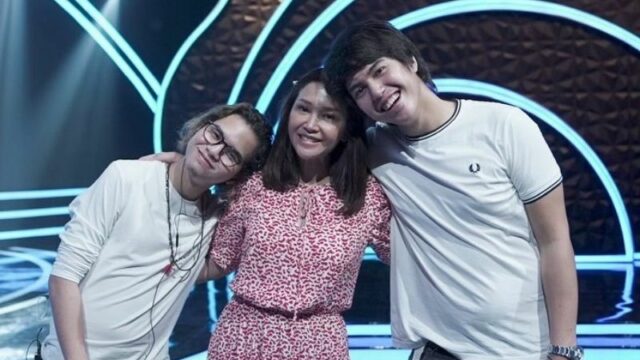 Berita artis: Dul Jaelani rilis lagu baru bertema religi, Maia Estianty akui merasa bangga terhadap putera bungsunya ini.