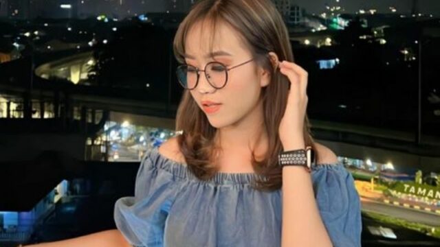 Berita artis: Sangat optimis, pengacara Farhat Abbas percaya bisa membuat Mayang tampil lebih cantik mengalahkan almarhum Vanessa Angel.