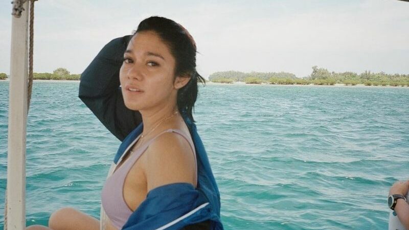 Berita artis: Unggah foto liburan sambil gandeng seorang pria, netizen doakan Naysila Mirdad langgeng dan naik pelaminan.