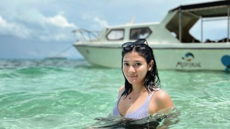 Berita artis: Naysilla Mirdad dijuluki netizen sebagai wanita pemberani karena berani diving di goa untuk pertama kalinya.