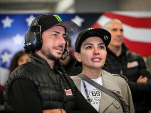 Berita artis: Nikita Mirzani pamer kemesraan dengan kekasih bulenya di Instagram, didoakan berjodoh oleh netizen.