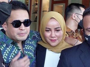Berita artis: Olla Ramlan dan Aufar Hutapea terlihat mesra saat hadiri persidangan cerai perdananya, hal itu pun membuat warganet bertanya-tanya.