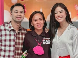 Berita artis: Nita Gunawan baru saja mengunggah potret dirinya bersama dengan Raffi Ahmad, ia pun tak sungkan bersender ke Raffi.