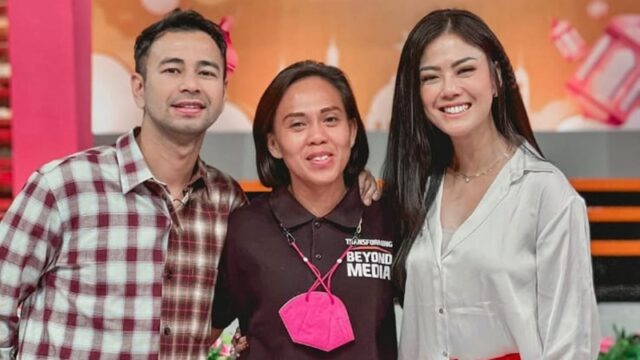 Berita artis: Nita Gunawan baru saja mengunggah potret dirinya bersama dengan Raffi Ahmad, ia pun tak sungkan bersender ke Raffi.