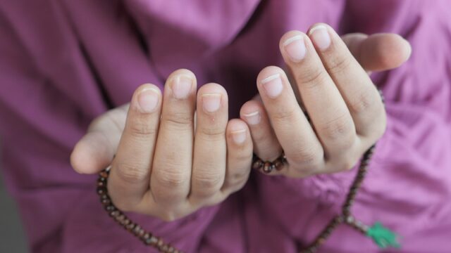 Berita artis: Ustaz Husain mengungkapkan ternyata ada solusi bagi Kamu yang belum mempu mengganti hutang puasa di bulan Ramadan lalu.