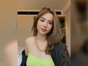 Berita artis: Potret cantik aspri ke-15 Hotman Paris, Rheina unggah foto seksi kenakan crop top dengan pamer bahu kanan.