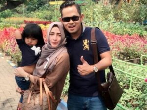 Berita artis: Unggah foto keluarga kecilnya, netizen menilai jika Shandy Purnamasari makin hari terlihat lebih muda.