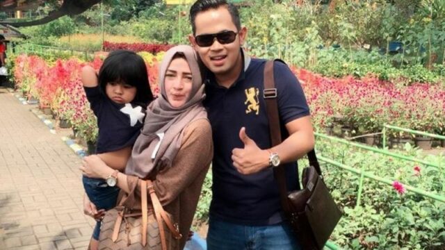 Berita artis: Unggah foto keluarga kecilnya, netizen menilai jika Shandy Purnamasari makin hari terlihat lebih muda.