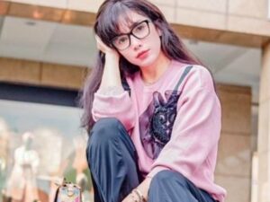 Berita artis: Sudah anak 5, badan langsing dan kecantikan Ussy Sulistiawaty dinilai mampu saingi anak perawan.