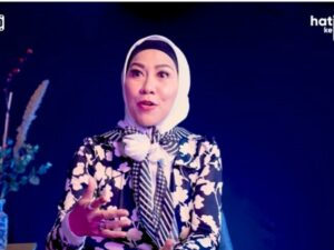 Berita artis: Aduh romantisnya, begini cerita Venna Melinda jadian dengan Ferrry Irawan usai menjalani ibadah salat bersama.