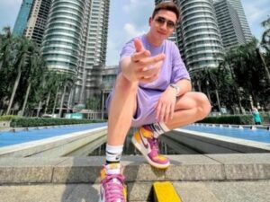 Berita artis: Verrel Bramasta unggah foto genggam jemari seseorang, netizen salfok dengan adanya cincin yang tersemat diduga sebagai cincin lamaran.