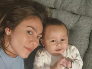Berita artis: Unggah swafoto bersama Kenzo, netizen menilai Wulan Guritno masih cocok untuk miliki satu bayi baru.