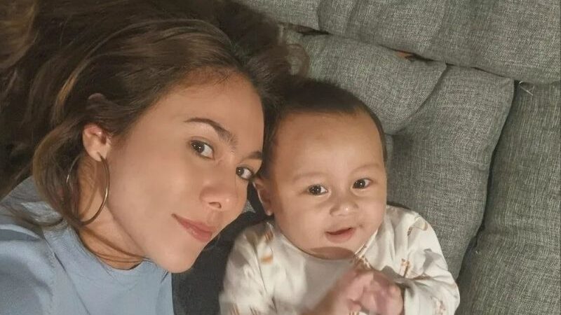 Berita artis: Unggah swafoto bersama Kenzo, netizen menilai Wulan Guritno masih cocok untuk miliki satu bayi baru.