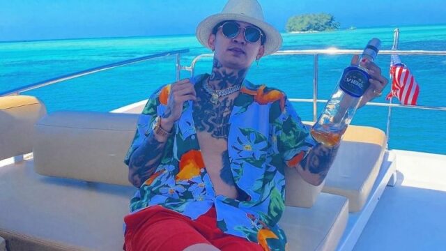 Berita artis: Young Lex dengan berani unggah sebuah foto bugil, apakah termasuk dalam tindak pidana pornografi ? simak penjelasannya.