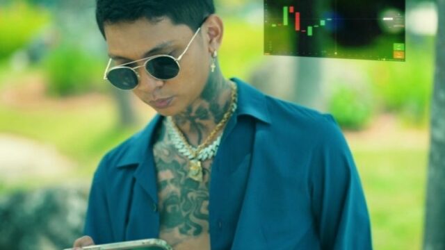 Berita artis: Dengan santianya, Young Lex mengungkapkan jika ia menggunakan konsep manusia bebas saat unggah foto bugil.