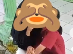 Berita terbaru: Sepasang remaja tanpa rasa malu nekat melakukan ciuman di tempat umum, videonya pun kini viral di media sosial, Minggu (22/5/2022).