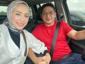 Berita artis: Adelia, istri dari Pasha Ungu membagikan momen saat sang suami dan kedua anaknya tengah menunaikan shalat isya berjamaah.