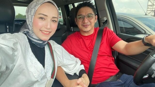 Berita artis: Adelia, istri dari Pasha Ungu membagikan momen saat sang suami dan kedua anaknya tengah menunaikan shalat isya berjamaah.
