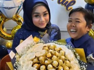 Berita artis: Komedian Adul belum lama ini hebohkan warganet dengan unggahan di akun Tiktoknya yang mengunggah video lamaran dengan seorang wanita.