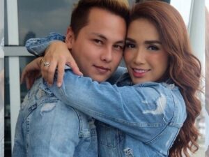 Berita artis: Andika Pratama dan Ussy Sulistiawaty akhirnya mengklarifikasi soal kabar dirinya yang dituding berselingkuh dengan Chika Chandrika.