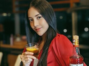 Berita artis: Siapa yang menyangka jika Anya Geraldine sempat punya keinginan jadi kasir supermarket karena hobi sejak kecil.