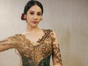 Berita artis: Anya Geraldine dinilai sangat cantik dan anggun saat mengenakan kebaya brokat bernuansa hijau dan emas.