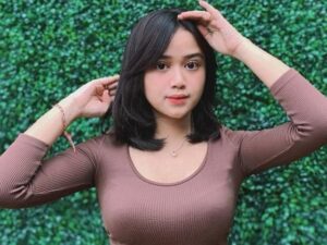 Berita artis: Brisia Jodie dulu pernah dibully waktu menyanyikan lagu Bukti milik Virgoun karena suaranya fals, begini klarifikasinya.