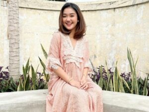 Berita artis: Penampilan Chika Chandrika terlihat lebih berbeda dari yang biasanya usai terlibat kasus pengeroyokan yang diduga pembelaan terhadap dirinya.