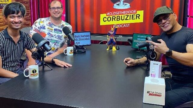 Berita artis: Netizen ramai-ramai unsubscribe kanal youtube Deddy Corbuzier karena hadirkan Ragil di pocastnya, pria gay yang tinggal di Jerman.