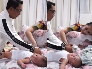 Berita artis: Jadi sebuah momen langka dan bersejarah, saat Gubernur Jawa Barat, Ridwan Kamil dengan santai gantikan baju anak Raff Ahmad.