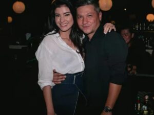 Berita artis: Gading Marten belum lama ini rayakan ulang tahunnya yang ke-40 bersama orang-orang tercinta, salah satunya seorang wanita cantik yang dipeluknya.