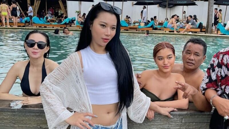 Berita artis: Hotman Paris memamerkan kemesraannya dengan sederetan asisten pribadinya yang tengah mandi di sebuah kolam renang di Bali.