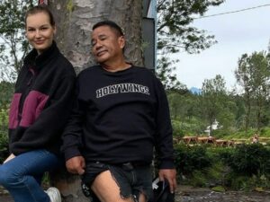 Berita artis: Hotman Paris tampil dengan penampilan terbaru dan terkesan seksi. Ia memakai celana pendek robek dengan pose menggoda.