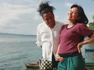Berita artis: Indah Permata Sari belum lama ini dikabarkan tengah hamil anak pertama dari komedian Arie Kriting, ia pun tampak bahagia dengan kehamilannya itu.