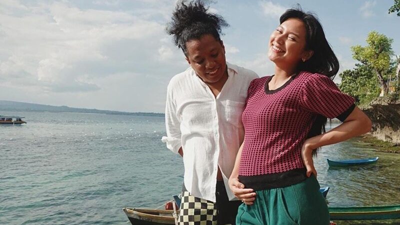 Berita artis: Indah Permata Sari belum lama ini dikabarkan tengah hamil anak pertama dari komedian Arie Kriting, ia pun tampak bahagia dengan kehamilannya itu.