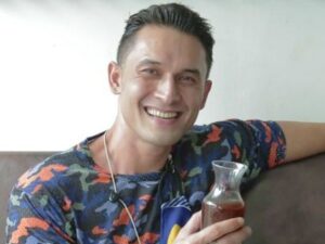 Berita artis: aktor Indra Bruggman disebut sebagai pecandu hingga memiliki penyakit menular lantaran tubuhnya yang turun secara drastis.