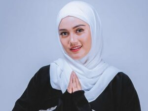 Berita artis: keputusan Jess Amalia untuk tampil dalam kesehariaan dengan mengenakan hijab justru mendapat nyinyiran dari warganet.