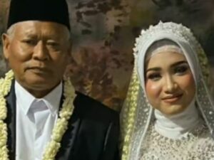 Berita terbaru: Seorang kakek-kakek menikahi seorang gadis perawan yang masih berusia 19 tahun, wanita itu pun malu-malu saat dicium si kakek.