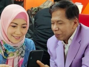Berita artis: kabar tak sedap datang dari komedian Kiwil. Ia dikabarkan oleh sang istri, Venti Figianti melalui Instagram tengah terbaring sakit.