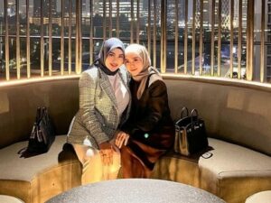 Berita artis: tas yang ditenteng Lesti Kejora saat menghabiskan waktu bersama Aurel Hermansyah jadi sorotan lantaran harganya yang selangit.
