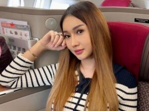Berita artis: Netizen salah fokus dan tergoda melihat tattoo yang ada di dada Lucinta Luna saat memakai gaun hitam seksi.